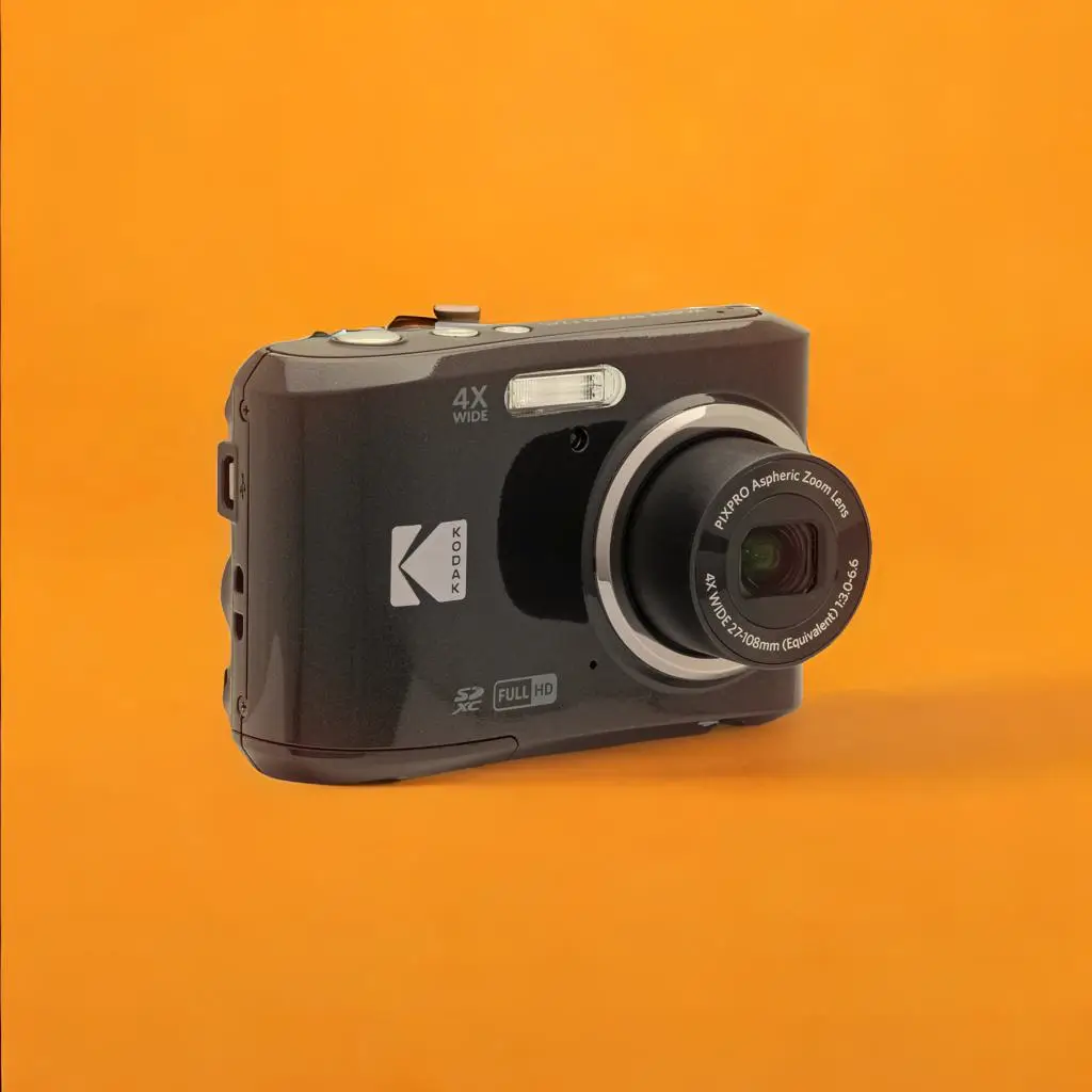 Best travel camera with flip screen for vlogging and photography in 2025